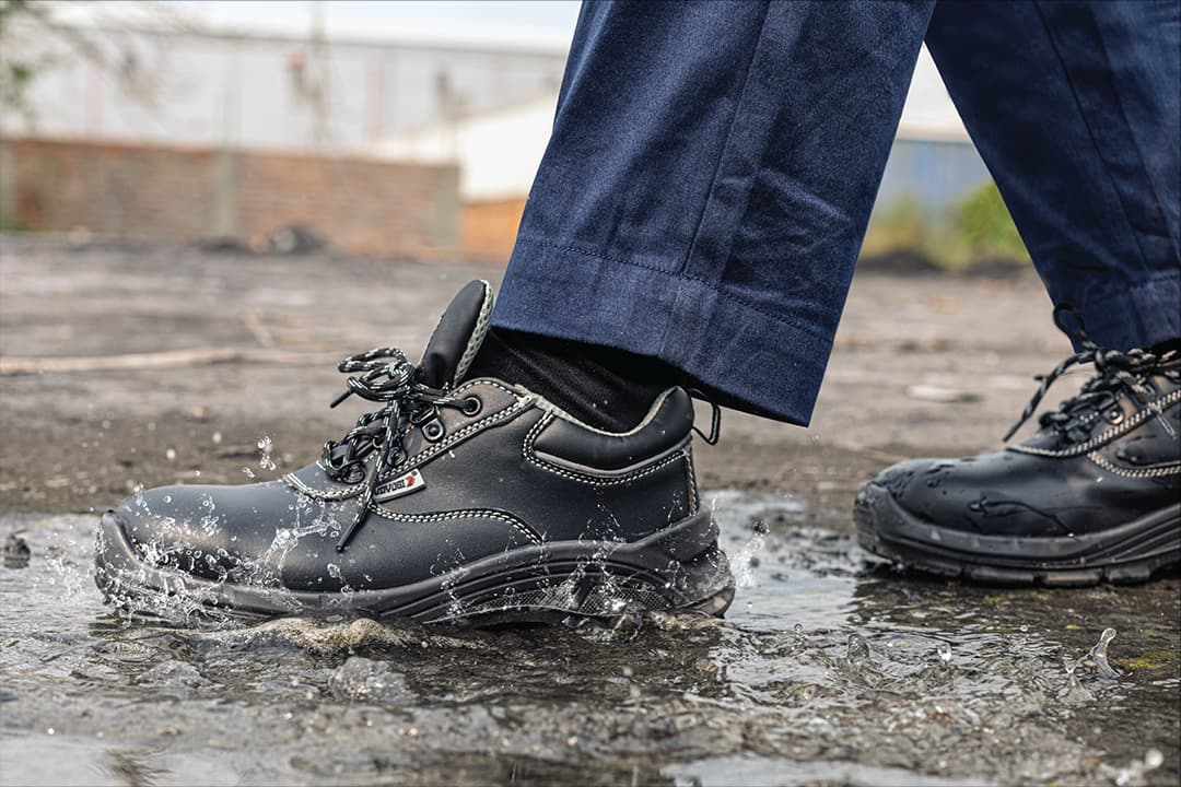 Why Microfiber Safety Shoes Are Becoming the Preferred Choice for Modern Industries